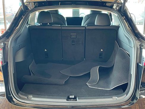 Used 2022 Tesla Model Y Long Range image 18