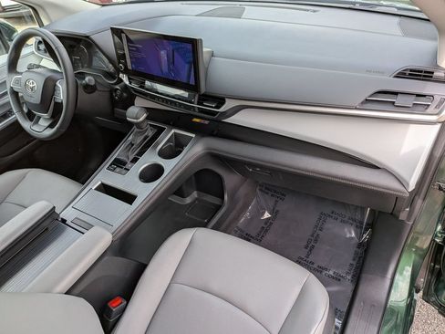 Used 2026 Toyota Sienna XLE FWD image 36
