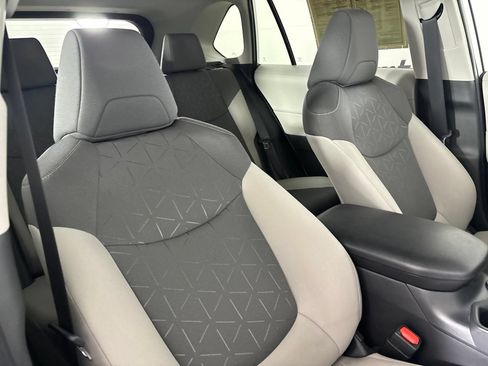 Used 2025 Toyota RAV4 XLE w/ Convenience Package FWD image 31