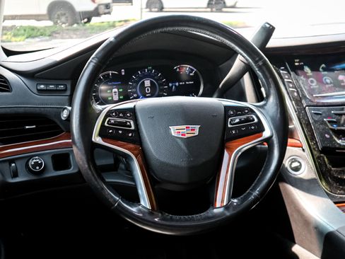 Used 2018 Cadillac Escalade ESV Luxury RWD image 6