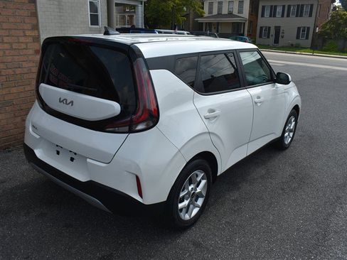 Used 2025 Kia Soul LX w/ LX Technology Package FWD image 4