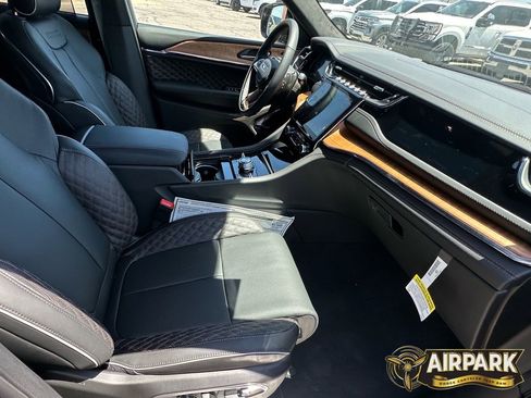 New 2025 Jeep Grand Cherokee Summit AWD/4WD image 12