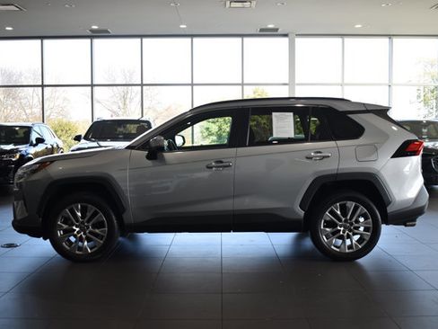 Used 2022 Toyota RAV4 XLE Premium image 7
