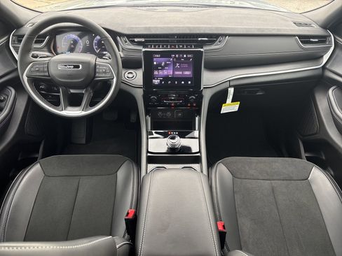 New 2025 Jeep Grand Cherokee Altitude image 17