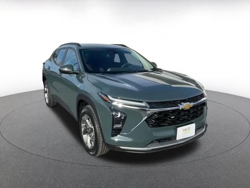 Used 2025 Chevrolet Trax LT image 3