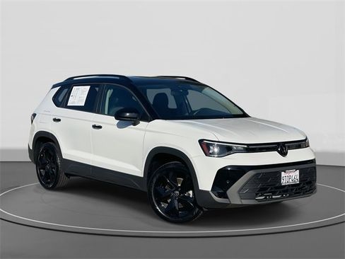 Used 2025 Volkswagen Taos SE image 1