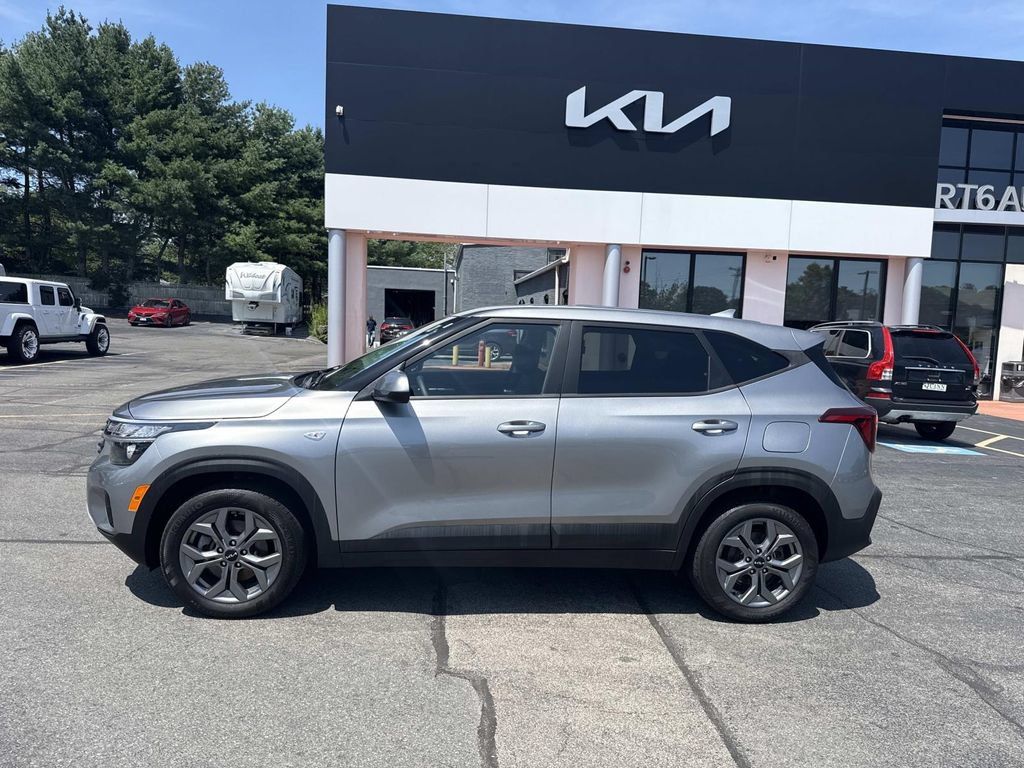 Used 2024 Kia Seltos LX AWD/4WD image 2