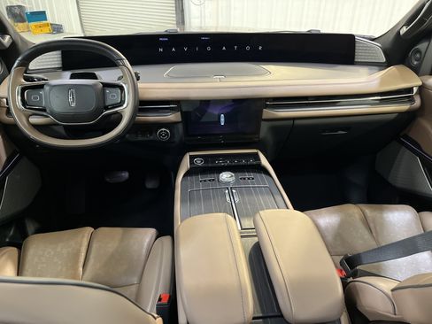 Used 2025 Lincoln Navigator Black Label image 16
