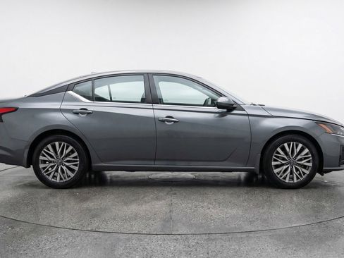 Used 2025 Nissan Altima 2.5 SV FWD image 11