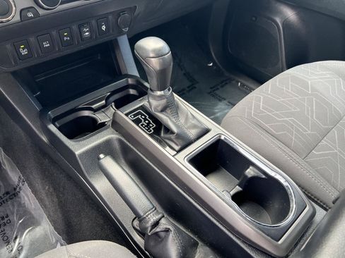 Used 2017 Toyota Tacoma TRD Sport AWD/4WD image 37