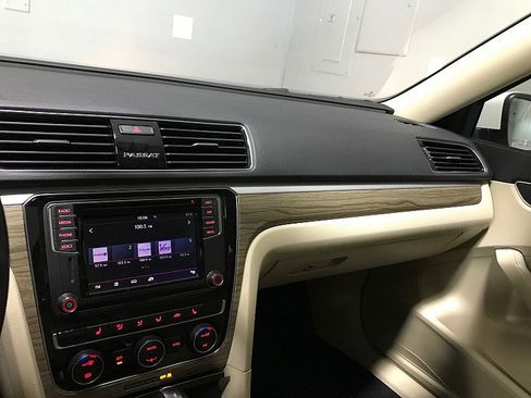 Used 2018 Volkswagen Passat 2.0T SE FWD image 26