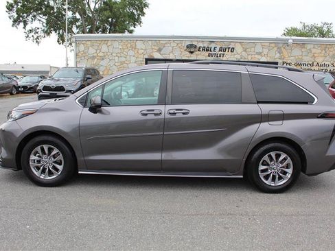 Used 2023 Toyota Sienna LE w/ LE Plus Package FWD image 4