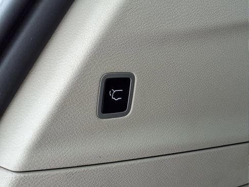 Used 2024 Chrysler Pacifica Touring-L FWD image 6
