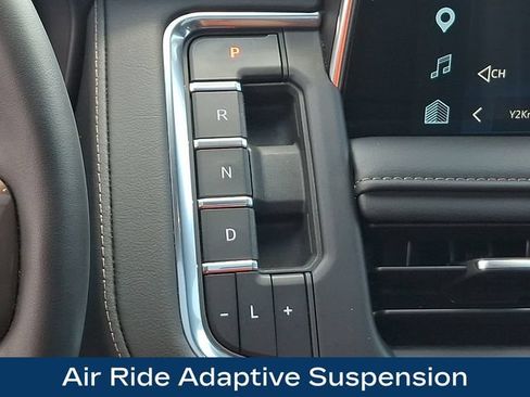 Used 2024 Chevrolet Tahoe High Country AWD/4WD image 11