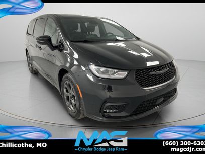 Used 2023 Chrysler Pacifica Limited w/ Uconnect Theater Family Group
