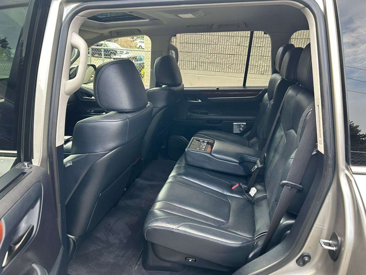 Used 2016 Lexus LX 570 4WD w/ Luxury Package image 14