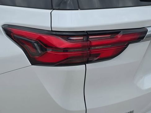 Used 2023 Chevrolet Traverse Premier FWD image 36