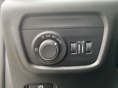 Used 2023 Jeep Grand Cherokee L Laredo image 13