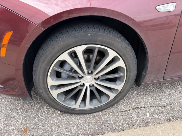 Used 2018 Buick Regal Essence w/ Driver Confidence Package #1 FWD image 3