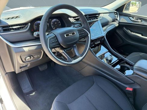 Used 2023 Jeep Grand Cherokee Laredo w/ Luxury Tech Group I AWD/4WD image 4