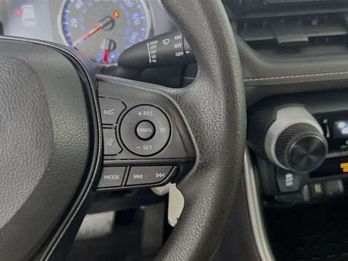 Used 2020 Toyota RAV4 LE FWD image 20