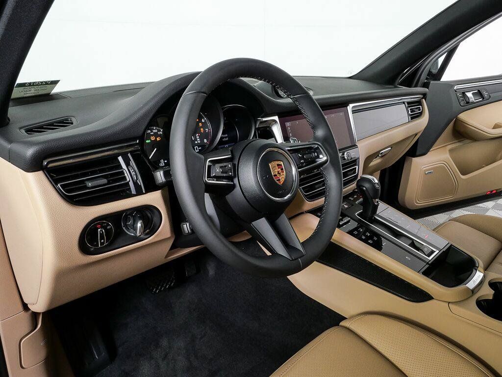 Certified 2026 Porsche Macan AWD/4WD image 4