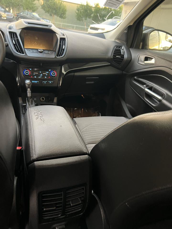 Used 2018 Ford Escape SE w/ SE Sport Appearance Package FWD image 9