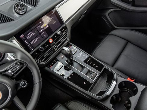 Certified 2026 Porsche Macan AWD/4WD image 29