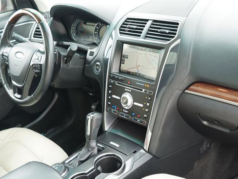 Used 2016 Ford Explorer Platinum AWD/4WD image 29