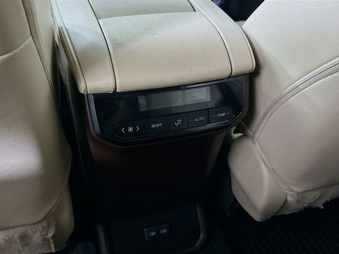 Used 2022 Toyota Highlander XLE FWD image 31