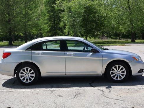 Used 2012 Chrysler 200 Touring FWD image 4