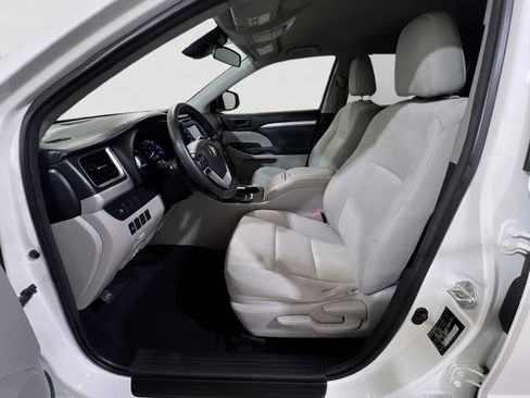 Used 2017 Toyota Highlander LE FWD image 14