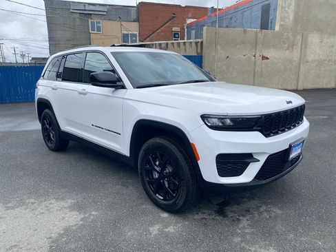 Used 2024 Jeep Grand Cherokee Altitude image 7