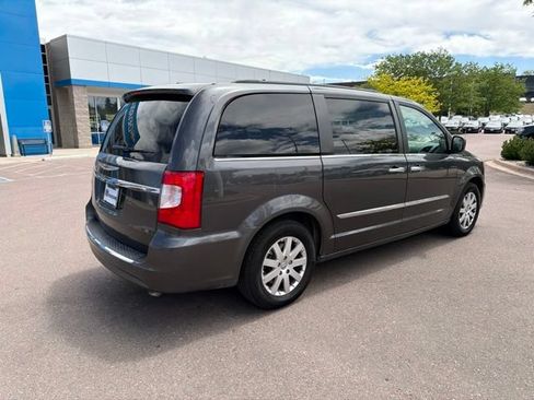 Used 2016 Chrysler Town & Country Touring w/ Driver Convenience Group FWD image 6