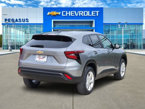 New 2026 Chevrolet Trax LS w/ LS Convenience Package FWD image 5