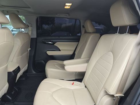 Used 2025 Toyota Highlander XLE FWD image 16