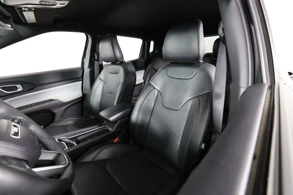 Used 2023 Jeep Compass Latitude AWD/4WD image 11