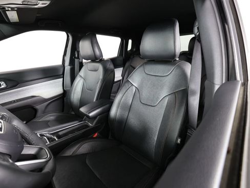 Used 2023 Jeep Compass Latitude AWD/4WD image 11