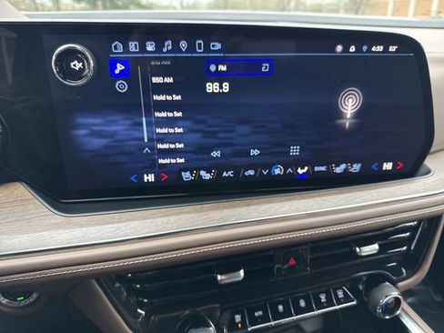 Used 2025 Chevrolet Suburban High Country AWD/4WD image 18