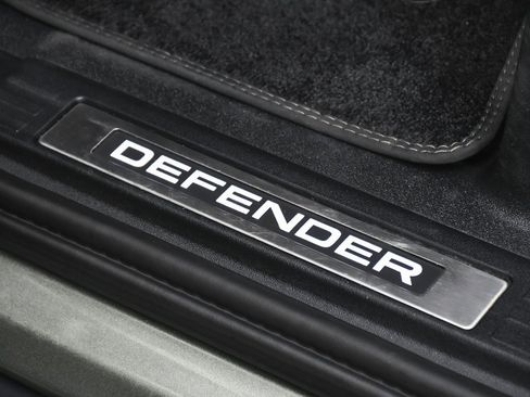 Used 2021 Land Rover Defender 110 X-Dynamic SE image 12