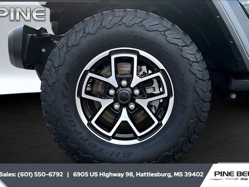 Used 2024 Jeep Wrangler Rubicon w/ Technology Group image 7