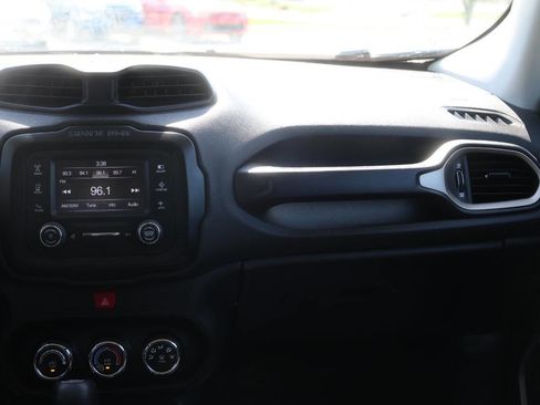 Used 2017 Jeep Renegade Latitude image 24