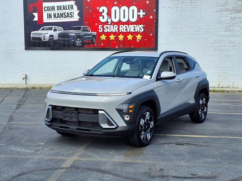 Used 2025 Hyundai Kona SEL AWD/4WD image 2