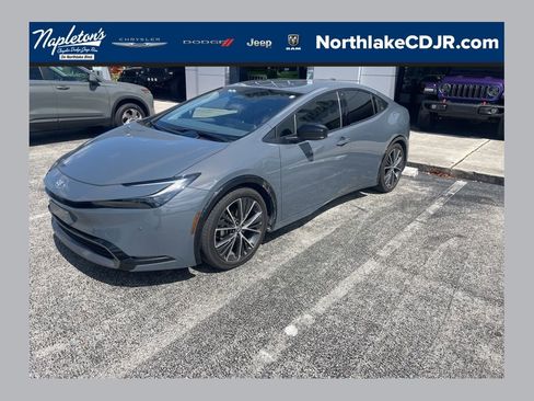 Used 2025 Toyota Prius XLE image 1