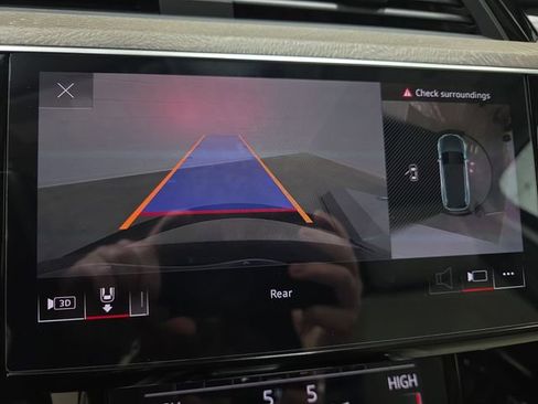 Used 2021 Audi e-tron Premium Plus image 23