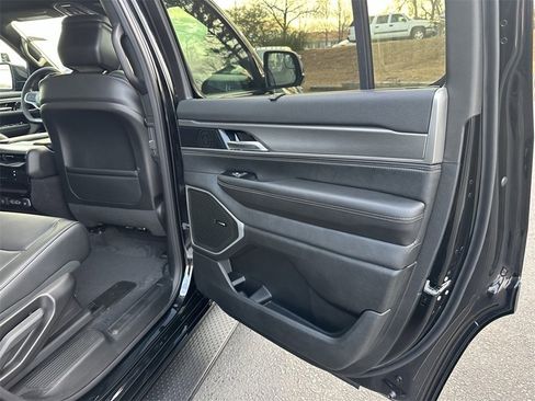 New 2025 Jeep Wagoneer Series II w/ Convenience Group I image 17