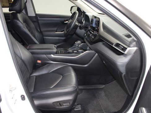 Used 2022 Toyota Highlander XLE image 28