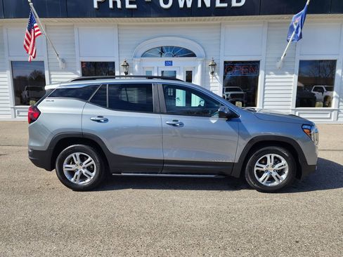 Used 2023 GMC Terrain SLE w/ Driver Convenience Package image 4