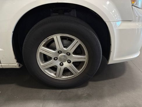 Used 2013 Chrysler Town & Country Touring FWD image 16
