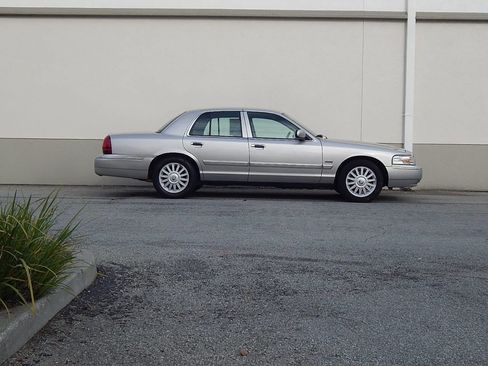 Used 2009 Mercury Grand Marquis LS image 2